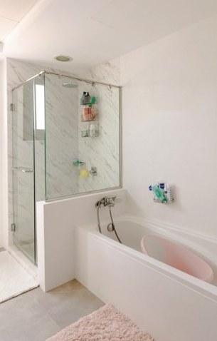 Salle de bain après pose du film de rénovation